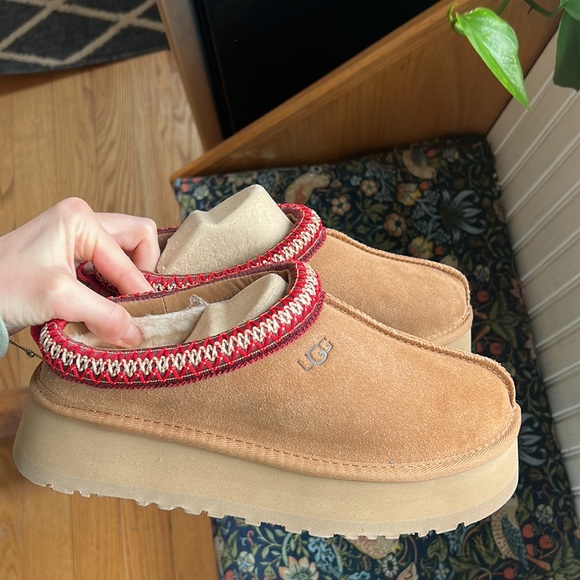 UGG Women’s Tazz Platform Slipper in chestnut. Size US 7, EU 38 - Picture 3 of 5